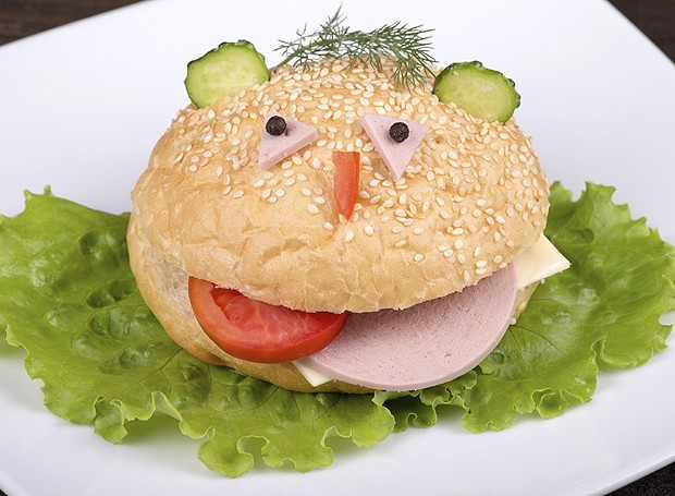 O lanche de peito de peru com queijo branco e tomate pode virar um personagem com a língua para fora (Foto: ThinkStockPhotos)