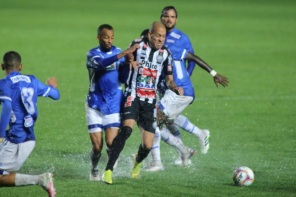 Marquinhos em ação contra o Operário-PR — Foto: José Tramontin/OFEC