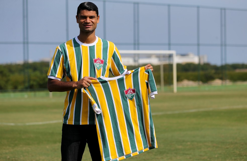Gum posa com camisa especial para a Copa do Mundo lanÃ§ada pelo Fluminense (Foto: DivulgaÃ§Ã£o)