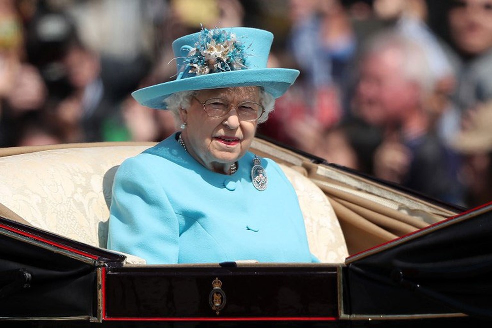 Rainha Elizabeth desfila em carruagem durante parada militar em homenagem ao seu aniversário neste sábado (9), em Londres (Foto: Daniel Leal-Olivas / AFP)