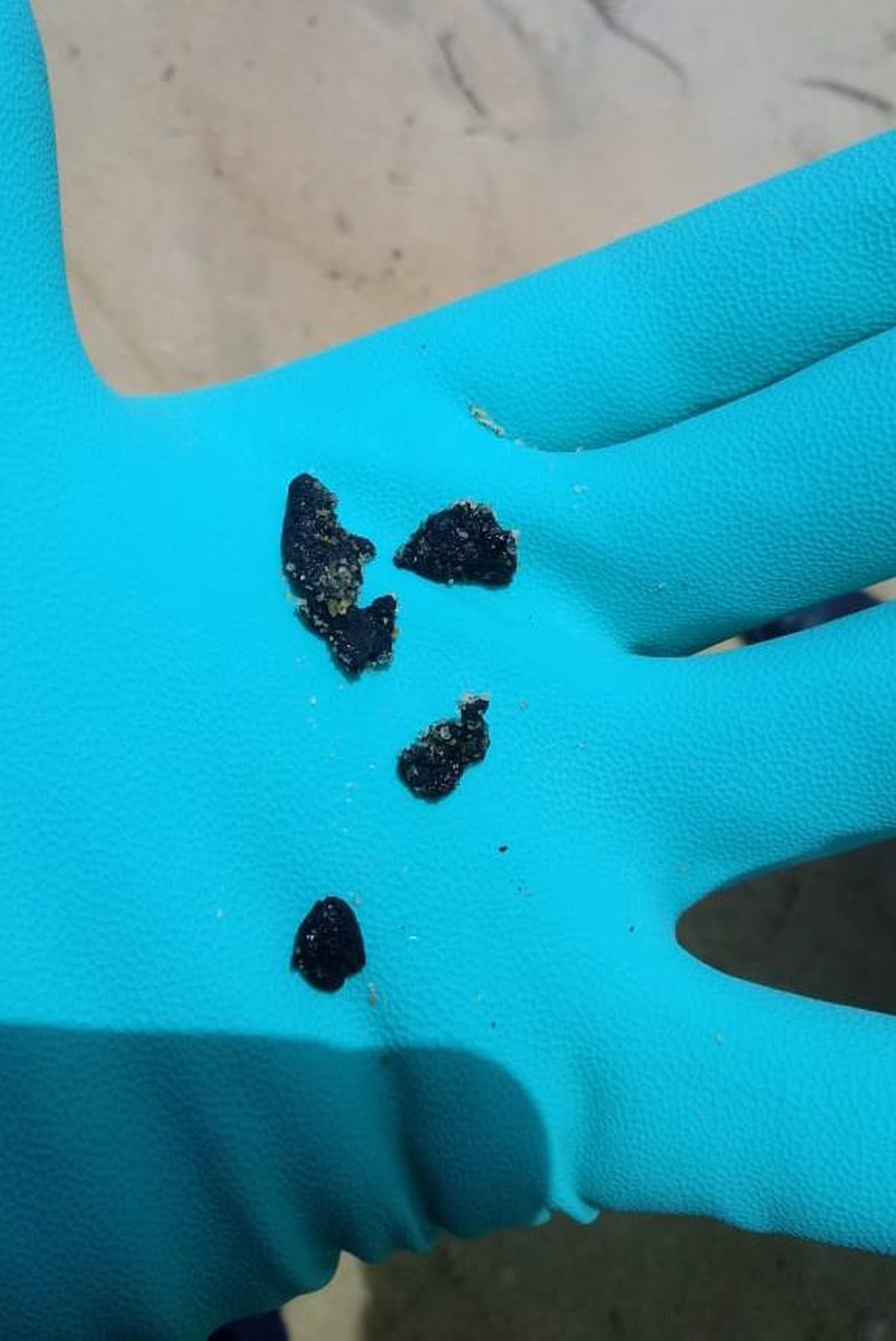 Fragmentos de óleo chegam a praia em São João da Barra, no Rio de Janeiro, diz Marinha