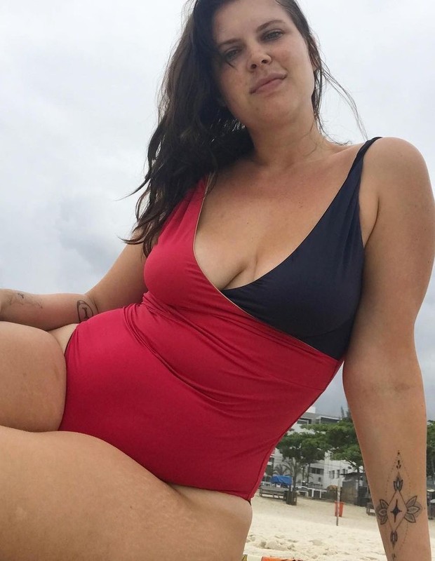 Carolinie Figueiredo posa de biquíni e reflete sobre cobranças ao corpo feminino (Foto: Reprodução/Instagram)