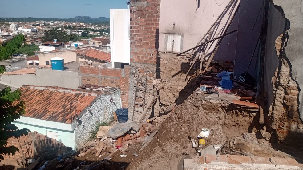 Casa desabou na manhã deste sábado (16), em Pesqueira — Foto: Defesa Civil/Divulgação