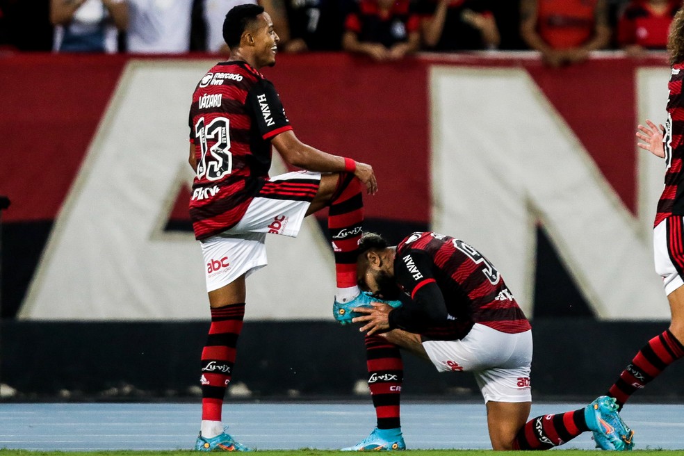 Inspirado em Vini e fã de Arrascaeta, Lázaro agradece a Paulo Sousa pelas dicas no Flamengo: Muito claro