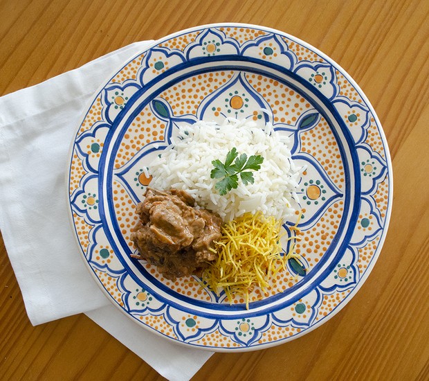 Sirva o estrogonofe de carne ou cogumelos com arroz e batata palha (Foto: Chá Dō / Divulgação)