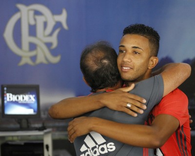 Jorge é abraçado por Muricy após reavaliação no Ninho (Foto: Gilvan de Souza/Fla Imagem)
