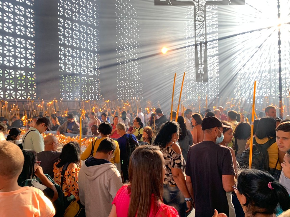Sala das velas movimentada na Basílica de Nossa Senhora Aparecida  — Foto: Leonardo Nicolini/ G1