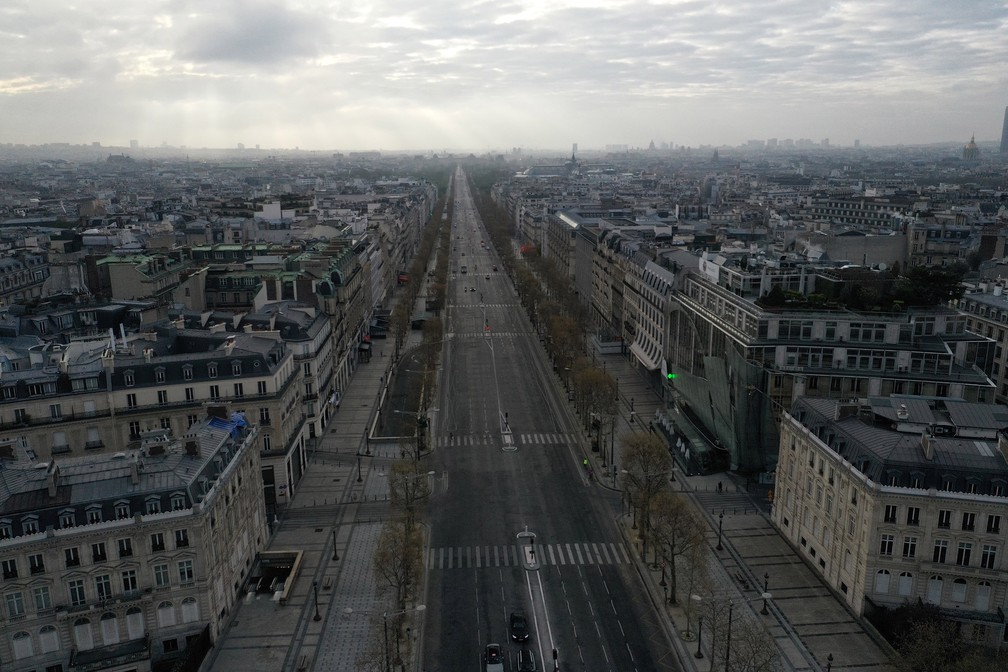PARIS - Vista aérea mostra a deserta avenida Champs-Elysées, em Paris, nesta sexta-feira (3) — Foto: Pascal Rossignol/Reuters