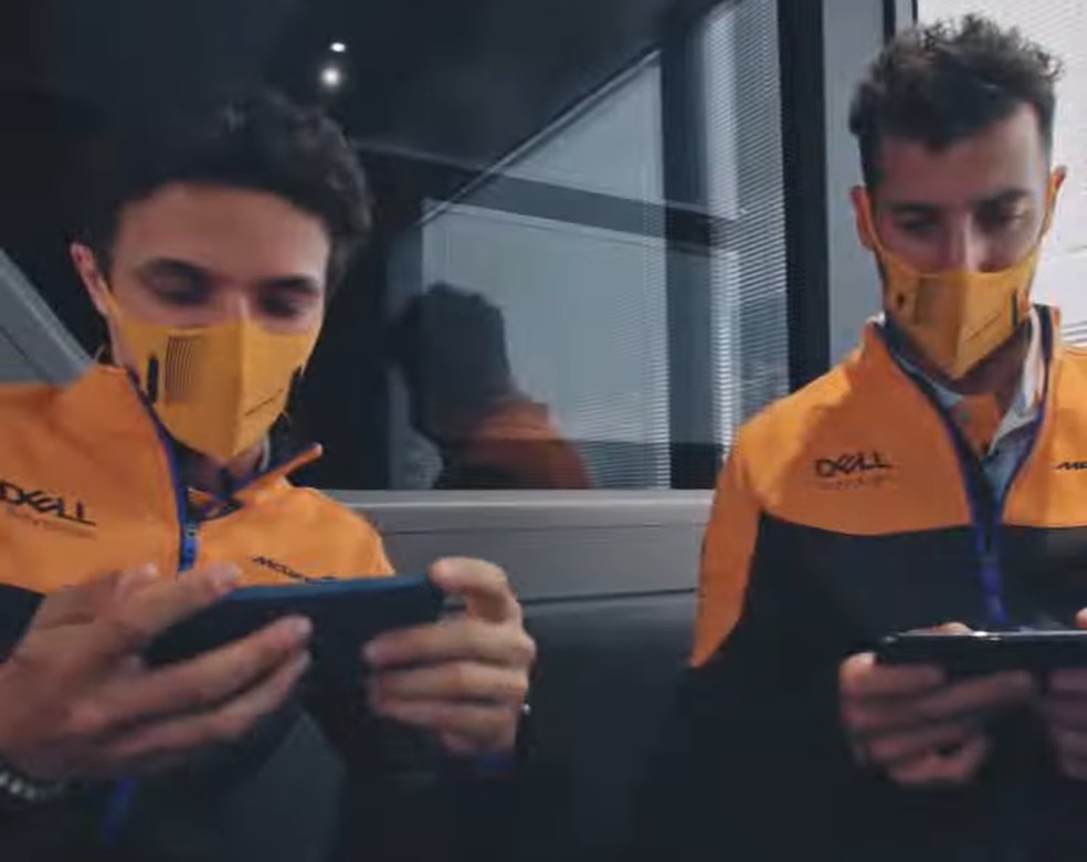 Lando Norris e Daniel Ricciardo, da McLaren, no novo anúncio do Free Fire — Foto: Reprodução