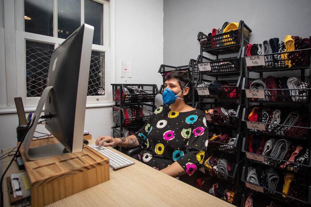 Aline Almeida comanda sua marca de roupas e lingerie dentro de casa — Foto: Fabio Tito