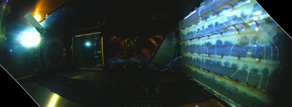Foto do espaço do interior do MAPLE, com a matriz de transmissão à direita e os receptores à esquerda — Foto: SSPP