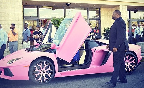 Nicki Minaj posa com Lamborghini pink de mais de R$ 2 milhões | Carros |  autoesporte