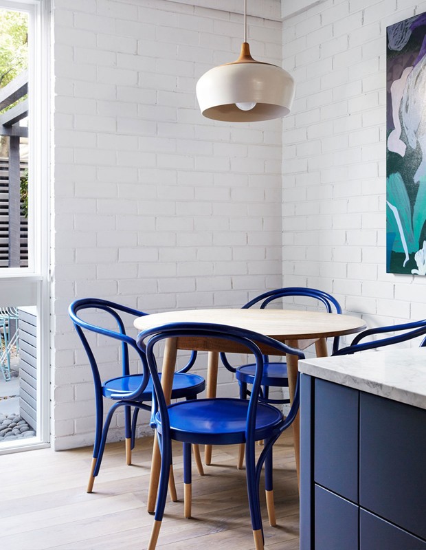 Décor do dia: cozinha contemporânea com móveis azuis (Foto: CAITLIN MILLS)