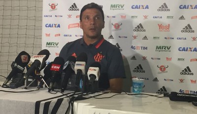 Zé Ricardo comemora evolução e time ofensivo contra Macaé: DNA do Fla