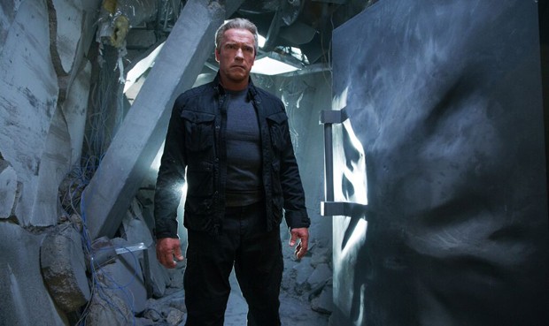  Arnold Schwarzenegger, com cabelos grisalhos e alguns quilos a mais, segue com a mesma cara de 