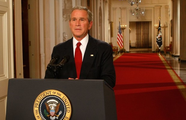 George W. Bush durante pronunciamento à Nação para explicação a ajuda bilionária do governo americano ao bancos (Foto: Getty Images)