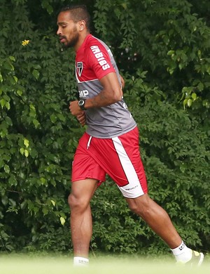 Alvaro Pereira chega atrasado a treino no CT da Barra Funda e pagará multa