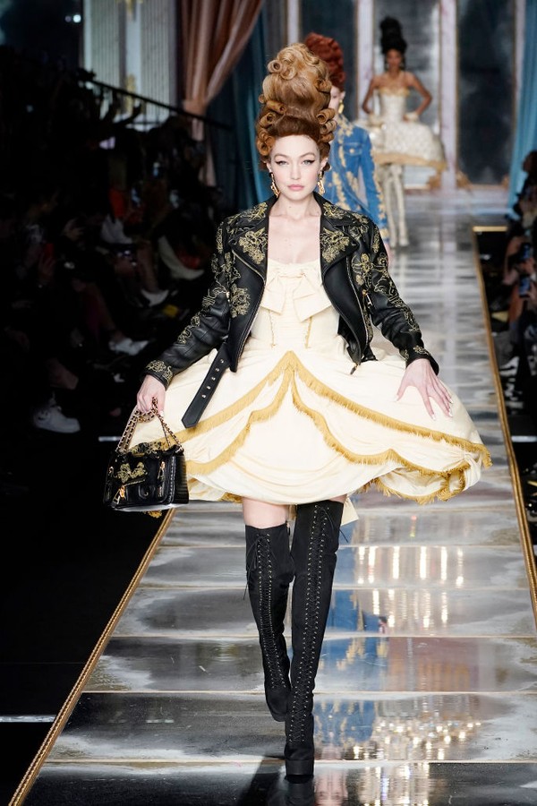MILAN, ITALY - FEBRUARY 20: Gigi Hadid walks the runway during the Moschino fashion show as part of Milan Fashion Week Fall/Winter 2020-2021 on February 20, 2020 in Milan, Italy. (Photo by Pietro S. D'Aprano/Getty Images) (Foto: Getty Images)
