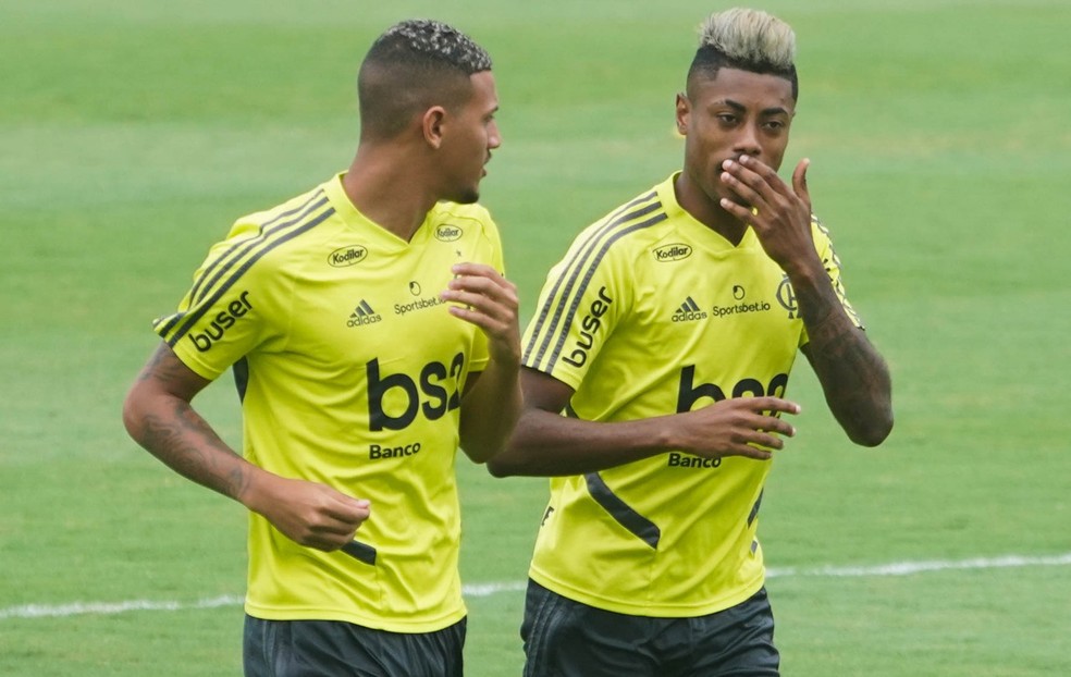 Bruno Henrique trabalhou normalmente em campo, nesta quarta-feira &mdash; Foto: Mauricio Val / FOTOCOM.NET