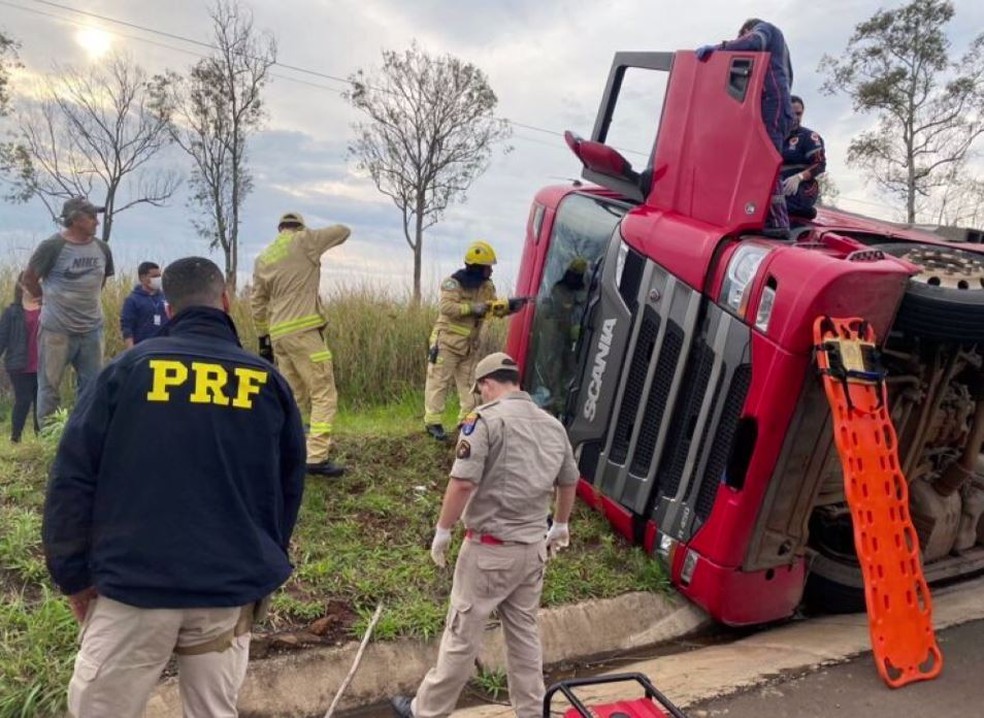 Motorista morreu após tombar caminhão na BR-369, em Cornélio Procópio — Foto: Reprodução/RPC