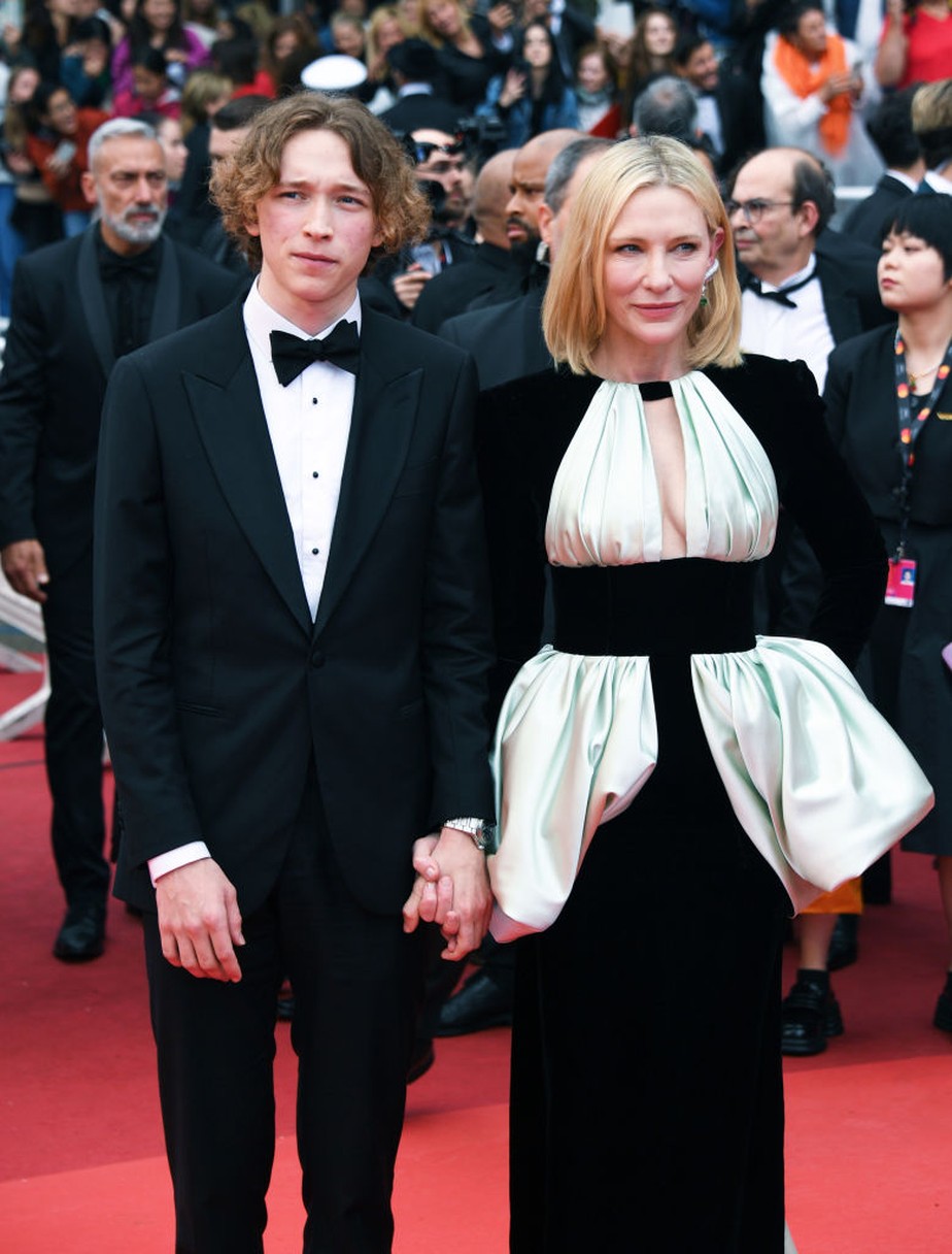 Cate Blanchett cruza tapete vermelho com o filho