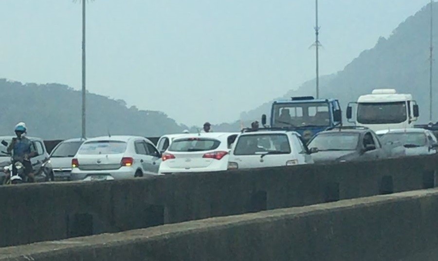 Polícia Militar impede roubos a motoristas na Ponte do Mar Pequeno, em São Vicente, SP