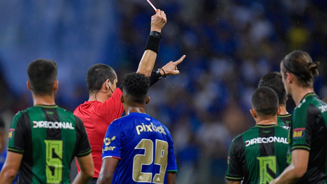 Árbitro Ricardo Marques Ribeiro expulsa o atacante Waguininho, do Cruzeiro