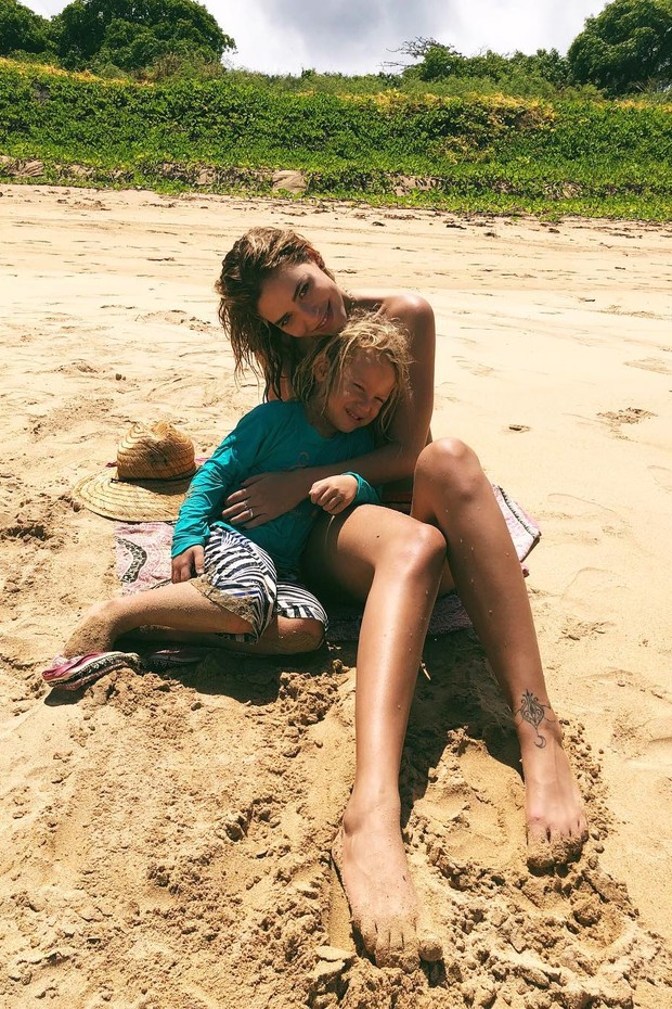 Kaká e Carol Dias abrem álbum de fotos de viagem a Fernando de Noronha (Foto: Reprodução/Instagram)