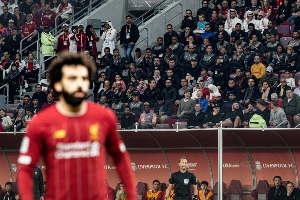 Salah em campo e a delega&ccedil;&atilde;o do Flamengo na arquibancada &mdash; Foto: Pedro Martins/FotoFC