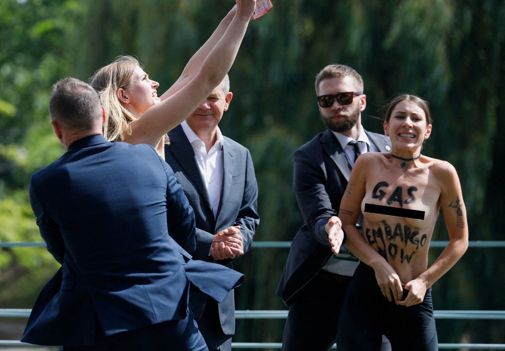 Manifestantes se aproximam do chanceler alem&atilde;o Olaf Scholz durante o "Dia da Casa Aberta" do governo em Berlim. &mdash; Foto: REUTERS/Michele Tantussi