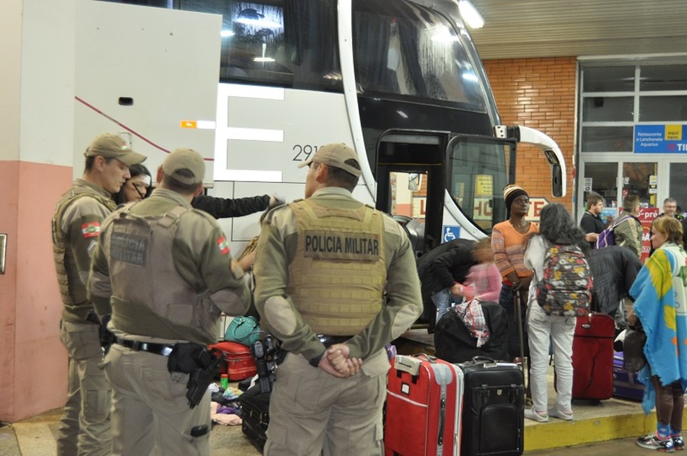 Pol&iacute;cia Militar, bombeiros e Samu foram &agrave; rodovi&aacute;ria para atender os passageiros (Foto: Cleriton Freire/Ca&ccedil;ador Online)