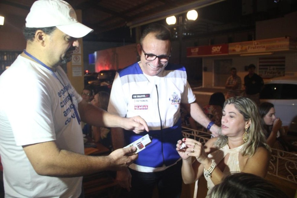 Ação educativa acontece em bares da capital alagoana — Foto: Divultação/Lei Seca