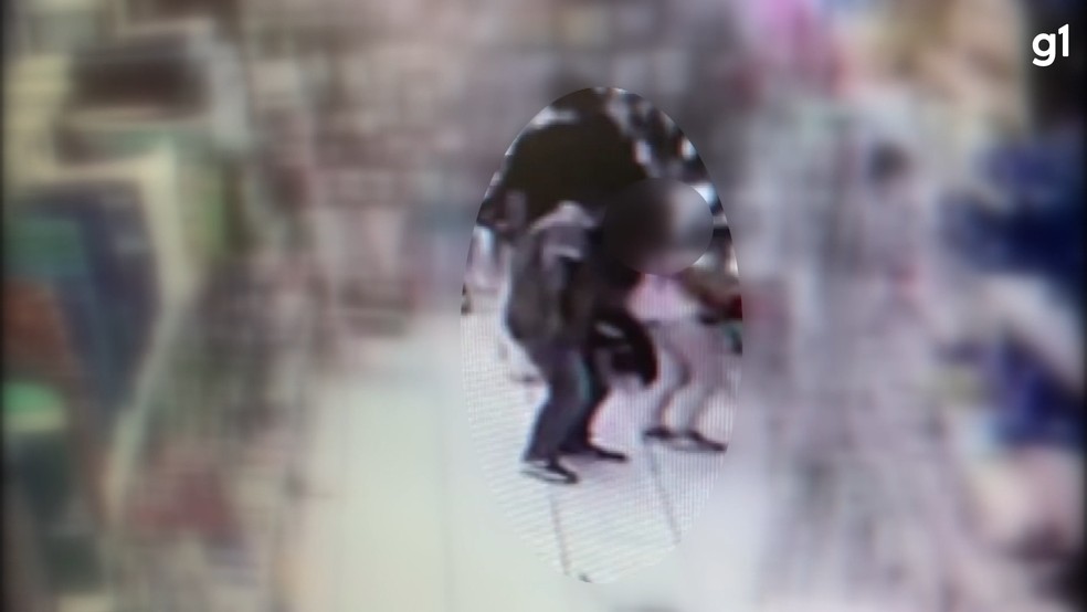 Homem foi flagrado por câmera de segurança de loja no Paraná — Foto: Reprodução/Câmera de segurança