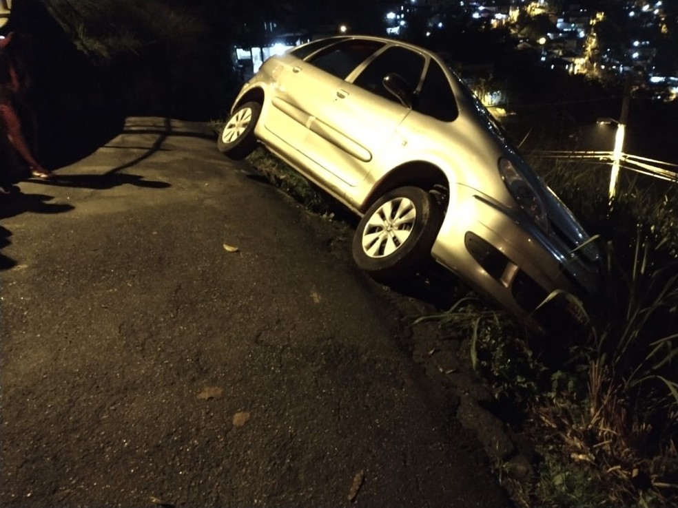 Carro foi removido por guincho que presta serviço à CET em Santos, SP. — Foto: G1 Santos