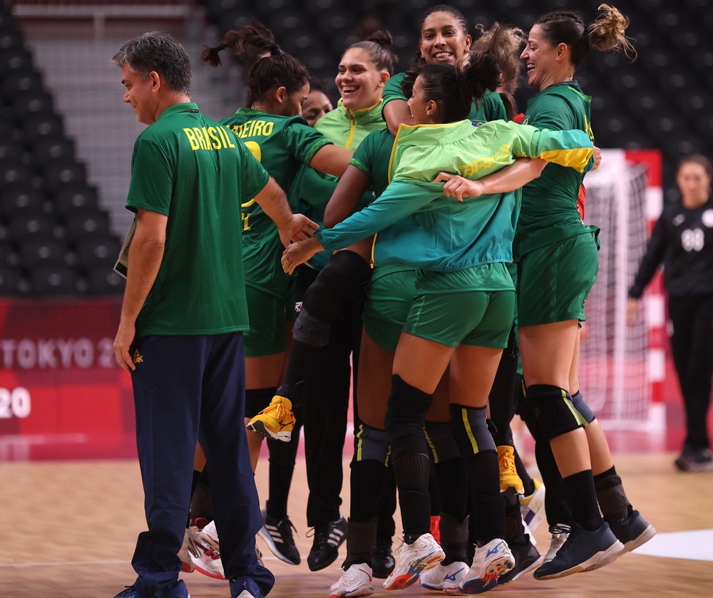 Brasil luta e empata com ROC na estreia do handebol ...