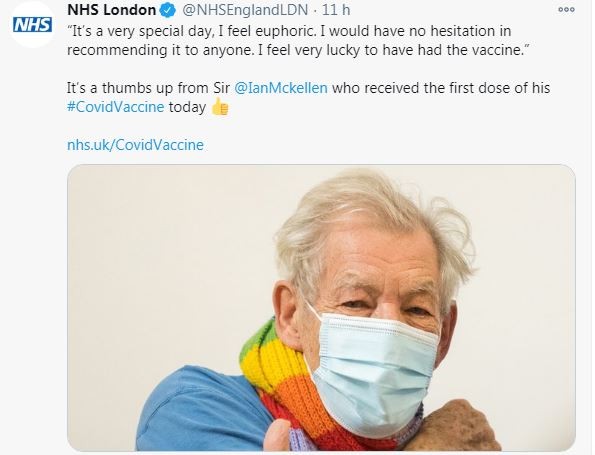 Ian Mckellen recebe a vacina de Covid-19 (Foto: Reprodução / Twitter Serviço Nacional de Saúde do Reino Unido - NHS)