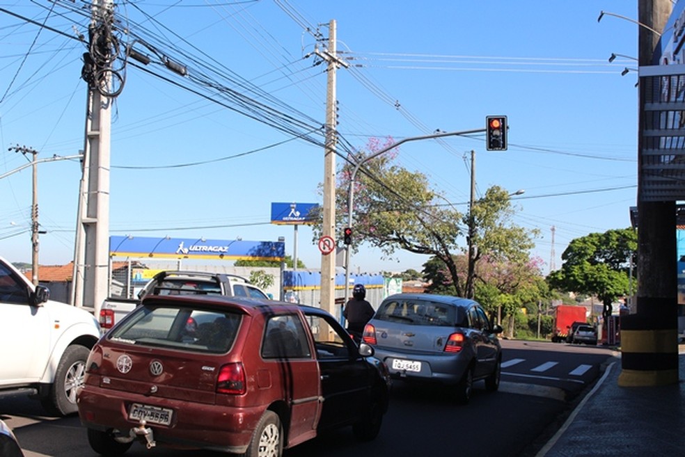 Sem&aacute;foro funciona na Avenida Ana Jacinta, na Cohab, em Presidente Prudente &mdash; Foto: Mariana Padovan/Secom