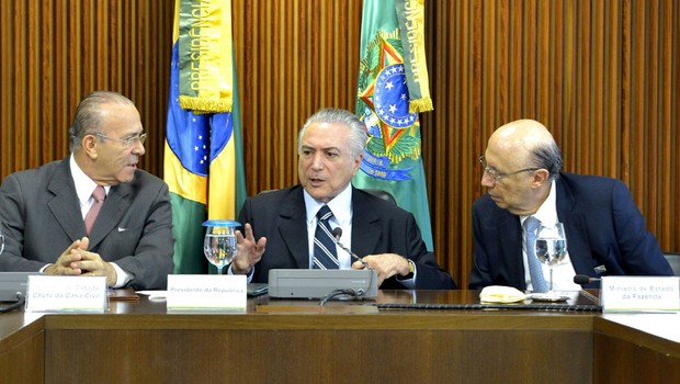 O presidente interino Michel Temer realiza sua primeira reunião ministerial, ao lado de Eliseu Padilha e Henrique Meirelles (Foto: José Cruz/Agência Brasil)