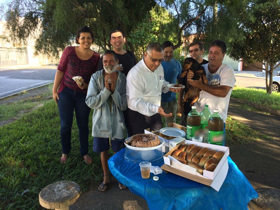 Grupo se reuniu para comemorar aniversário de morador de rua em Sorocaba — Foto: Carlos Dias/G1