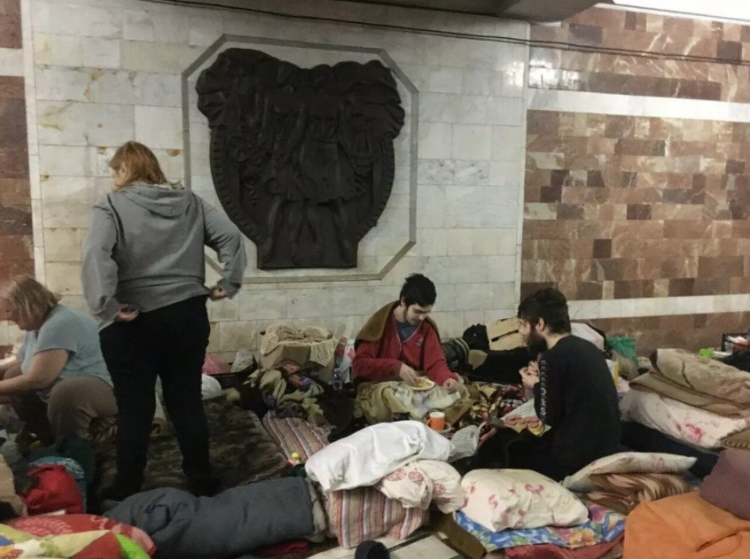 'Por que Putin está fazendo isso conosco?': moradores de Kharkiv vivem há quase três meses em uma estação de metrô