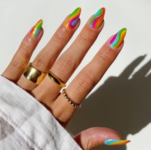 Nail art com ondas coloridas — Foto: Instagram