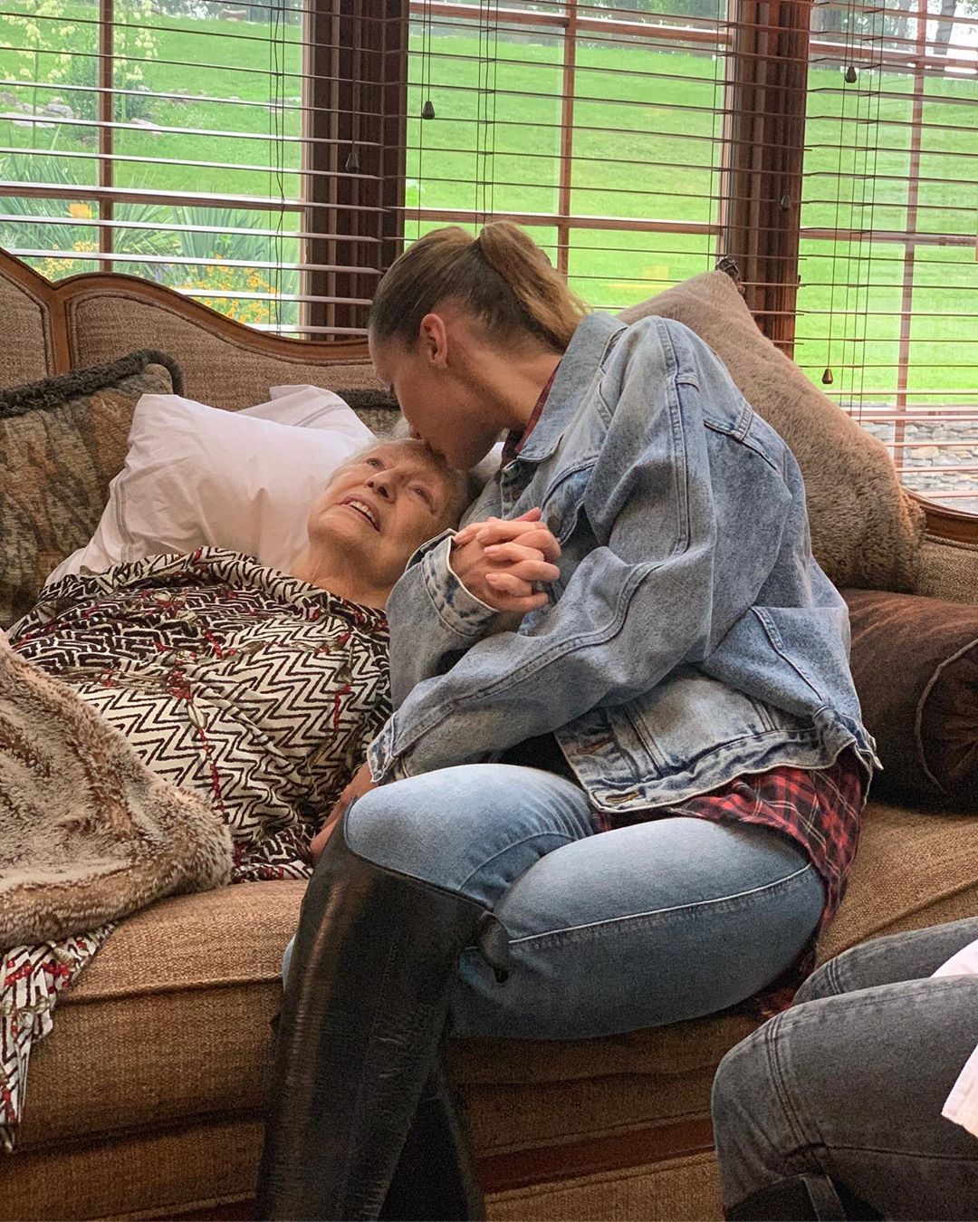 Bella com a avó (Foto: Reprodução Instagram)