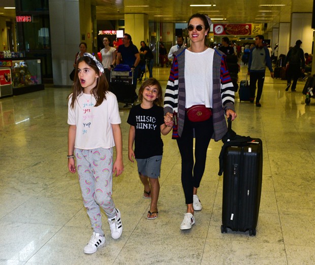 Alessandra Ambrosio e os filhos, Anja e Noah (Foto: Leo Franco/AgNews)