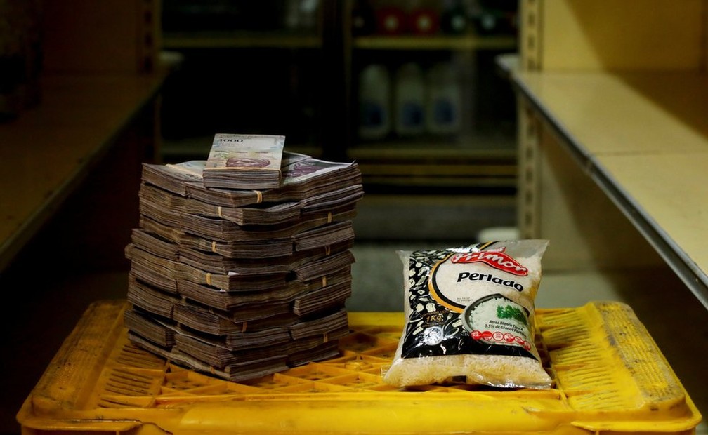 Pacote de 1 kg de arroz era vendido por 2.500.000 bolÃ­vares (Foto: Reuters)