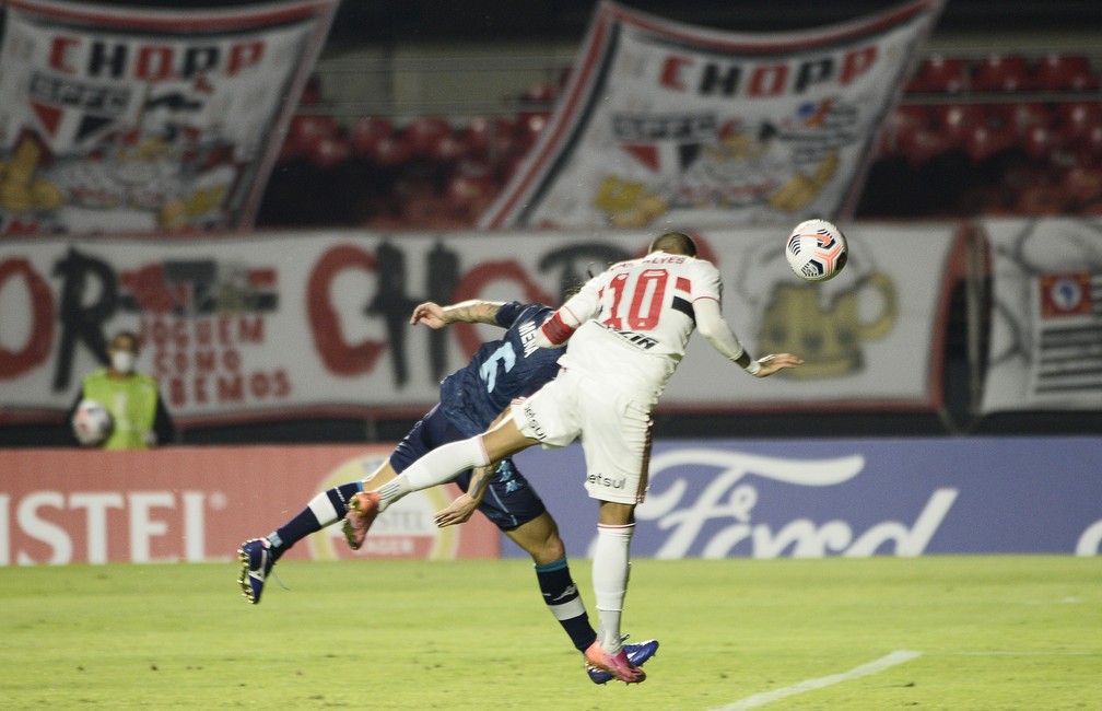 Daniel Alves teve gol anulado em São Paulo x Racing — Foto: Marcos Ribolli
