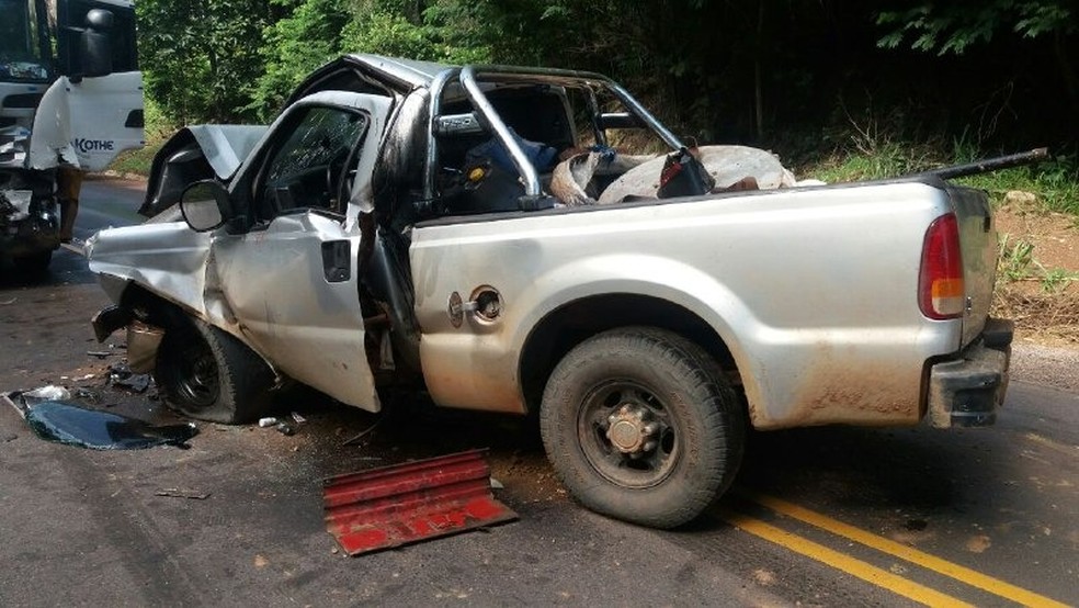 Motorista da caminhonete ficou gravemente ferido — Foto: Divulgação/PRF