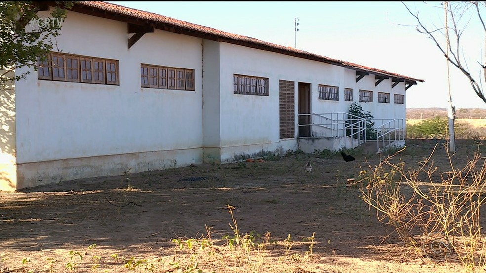 Posto de saÃºde da Vila Produtiva Rural MalÃ­cia em Salgueiro nunca funcionou (Foto: ReproduÃ§Ã£o/ TV Grande Rio)