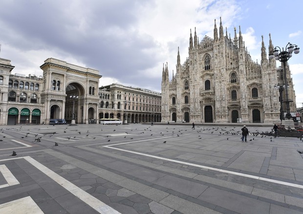 MILAN,ITALY - MARCH 15:  A deserted Piazza del Duomo with the Duomo di Milano is seen on the sixth day of an unprecedented lockdown across of all Italy imposed to slow the outbreak of Coronavirus on March 15, 2020 in Milan, Italy. (Photo by Fabio Iona - C (Foto: Corbis via Getty Images)