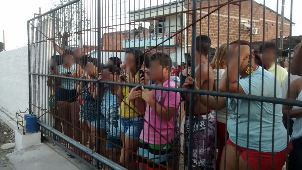 Familiares de apenados e moradores da região aguardam respostas do tumulto em frente ao presídio do Roger em João Pessoa (Foto: Silvia Torres/TV Cabo Branco)