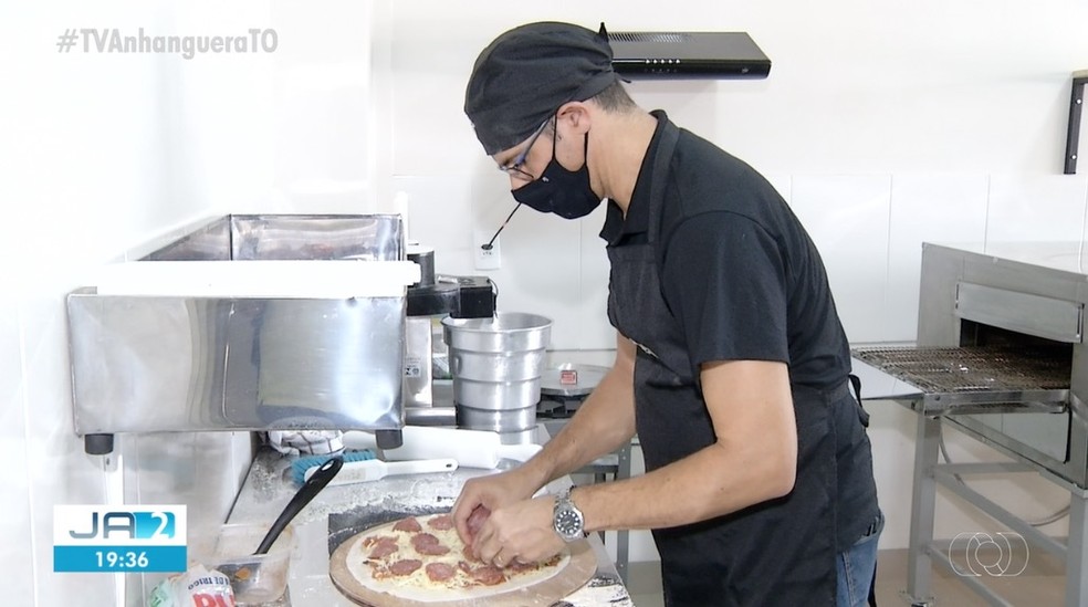 Corretor de imóveis decidiu abrir pizzaria — Foto: Reprodução/TV Anhanguera